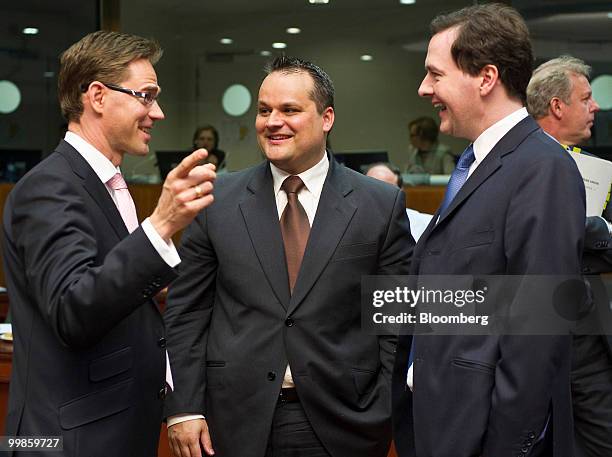 Jan Kees De Jager, the Netherlands's finance minister, center, speaks with Jyrki Katainen, Finland's finance minister, left, and George Osborne, the...