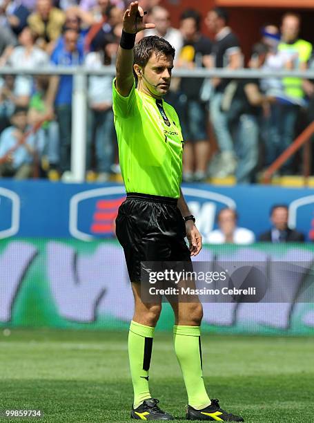 The referee Nicola Rizzoli gestures during the Serie A match between UC Sampdoria and SSC Napoli at Stadio Luigi Ferraris on May 16, 2010 in Genoa,...