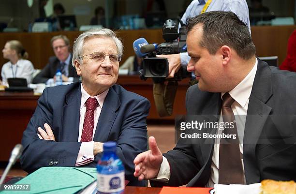 Jean-Claude Trichet, president of the European Central Bank, left, speaks with Jan Kees De Jager, the Netherlands's finance minister, during the...
