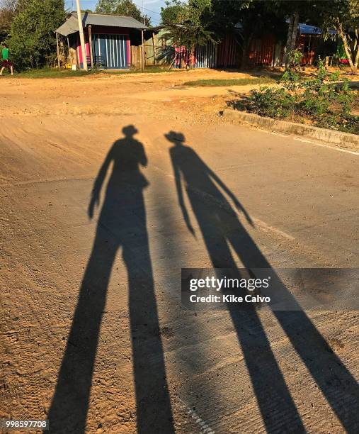 Silhouette of a couple wearing traditional Colombian hats that resemble cowboy attire.