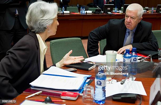 Christine Lagarde, France's finance minister, left, speaks with Fernando Teixeira Dos Santos, Portugal's finance minister, during the meeting of...