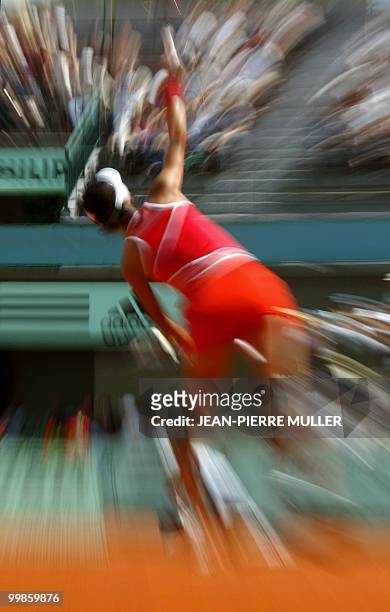 Japanese Shinobu Asagoe serves to Argentinean Gisela Dulko on the third round of the Roland Garros tennis Open in Paris 29 May 2004. AFP PHOTO...
