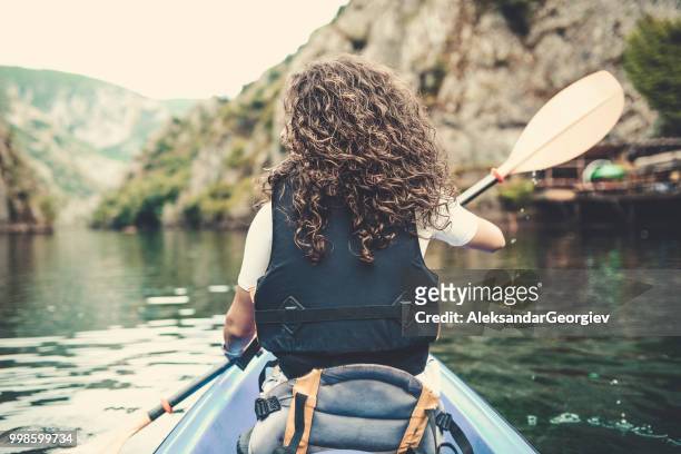 süße weibliche rudern auf kajak ausflug am bergsee - aleksandar georgiev stock-fotos und bilder