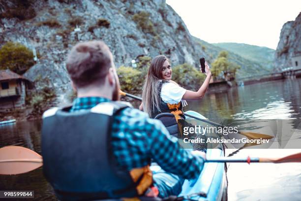 paar ausflug selfie weile genießen kajak am bergsee - aleksandar georgiev stock-fotos und bilder