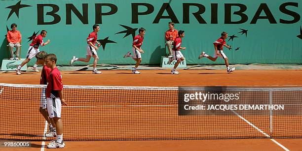 Boys ball runs at Suzanne Lenglen's court during a third round match of the tennis French Open at Roland Garros, 28 May 2005 in Paris. AFP PHOTO...