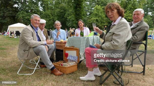 July 2018, Germany, Stocksee: Tim Scherer , Dietrich von Hirschheydt, Inge Scherer, Astrid Scherer, Peter Scherer and Monika von Hirschheydt sitting...