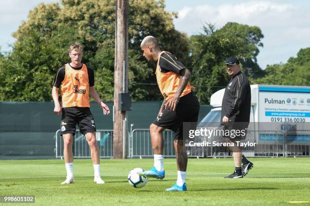 Kenedy controls the ball after receiving a pass from Sean Longstaff whilst Newcastle United Manager Rafael Benitez looks on during the Newcastle...