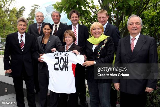 Michael Vesper, director of the German National Olympic Committee DOSB, DFB vice president Rolf Hocke, Rudolf Ley , Dirk Reinsberg , Fritz...