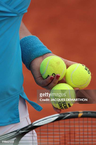 Roumania's Sorana Cirstea prepares to Serbia's Jelena Jankovic during a French Open tennis round of 16 match on June 1, 2009 at Roland Garros Stadium...