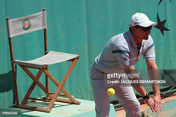 Line judge calls the ball in during play between German player Tommy Haas and French player Jeremy Chardy in their French Open tennis third round...