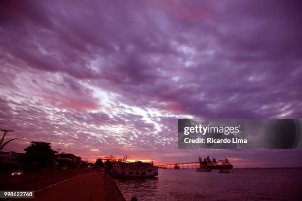 colored clouds at dusk light at santarem harbor, amazon region, brazil - amazon region stockfoto's en -beelden