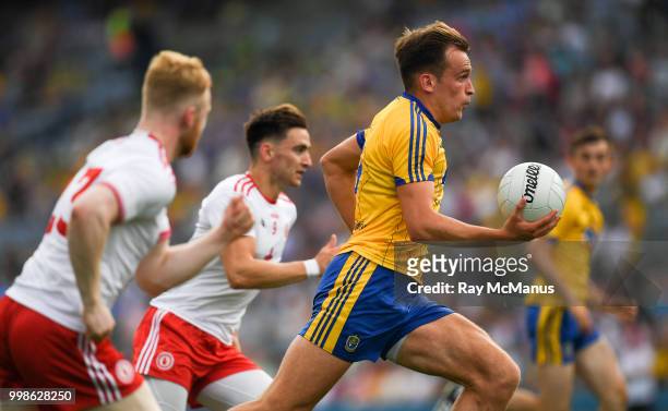 Dublin , Ireland - 14 July 2018; Enda Smith of Roscommon bursts past Tyrone players Hugh Pat McGeary, left, and Pádraig Hampsey on his way to score a...
