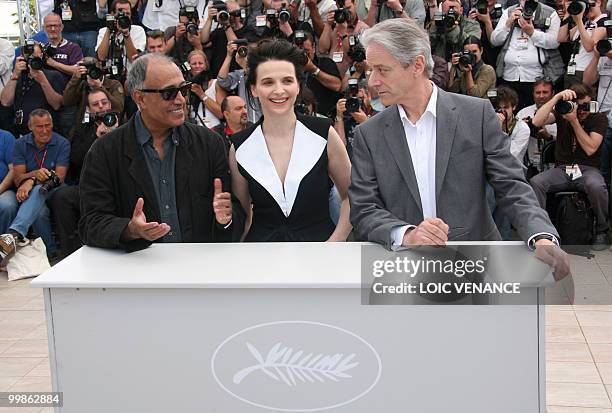 French actress Juliette Binoche , Iranian director Abbas Kiarostami and British actor William Shimell pose during the photocall of "Copie Conforme"...