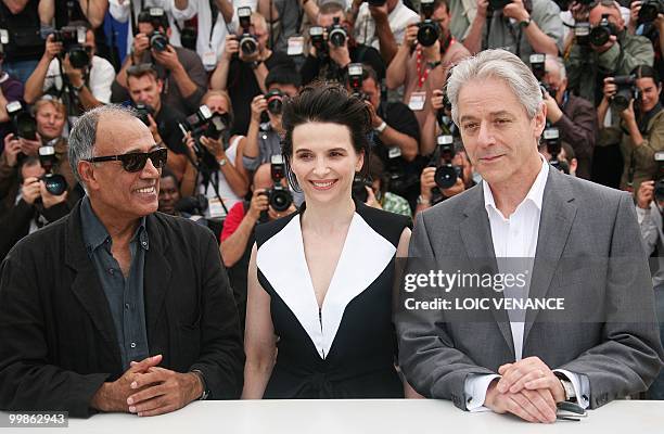 French actress Juliette Binoche , Iranian director Abbas Kiarostami and British actor William Shimell pose during the photocall of "Copie Conforme"...