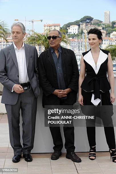 British actor William Shimell, Iranian director Abbas Kiarostami and French actress Juliette Binoche pose during the photocall of "Copie Conforme...