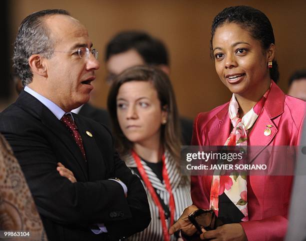 Colombia's President Alvaro Uribe and Jamaica's State secretary Marlene Malahoo Fonte gather for the group picture of the Sixth Summit of Heads of...