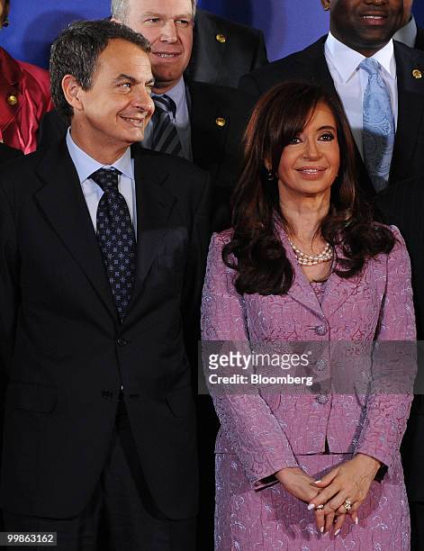 Jose Luis Rodriguez Zapatero, Spain's prime minister, left, stands beside Cristina Fernandez de Kirchner, Argentina's president, during a group...