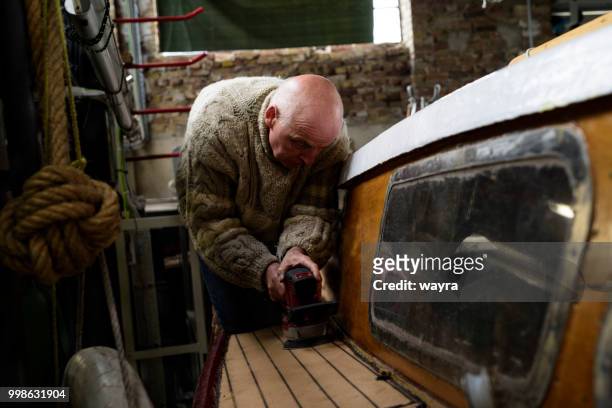 båt underhåll, reparation på cork däck - cork material bildbanksfoton och bilder