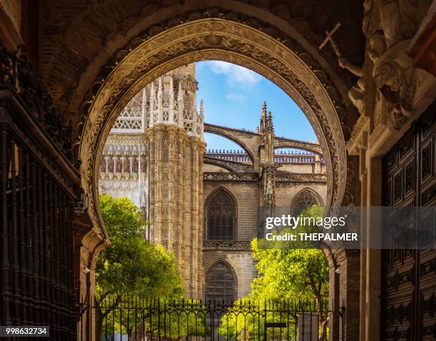 catedral de sevilla, españa - sevilla fotografías e imágenes de stock