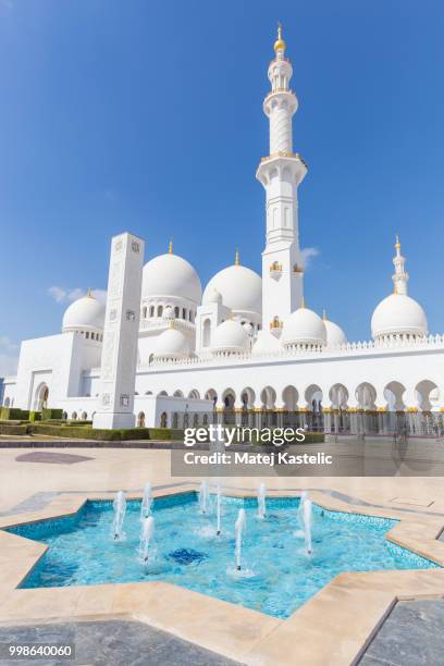 sheikh zayed grand mosque, abu dhabi, united arab emirates. - zayed stock pictures, royalty-free photos & images