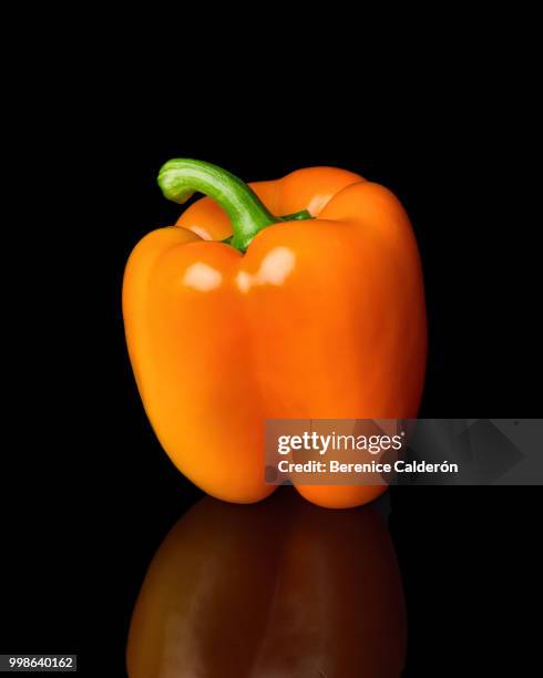 bell pepper - orange bell pepper fotografías e imágenes de stock