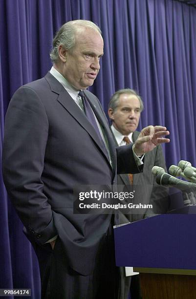 Fred Thompson, R-Tenn., and Robert G.Torricelli, D-N.J., during a press conference on non-proliferation of Chinese weapons.
