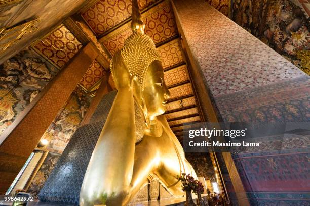 reclining buddha in wat pho - reclining buddha statue stock pictures, royalty-free photos & images