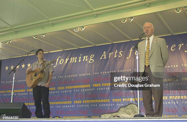 Peter Mulvey guitarist from Milwaukee entertains a crowd and James L. Oberstar, D-Minn., on the East Lawn as part of the John F. Kennedy Center for...