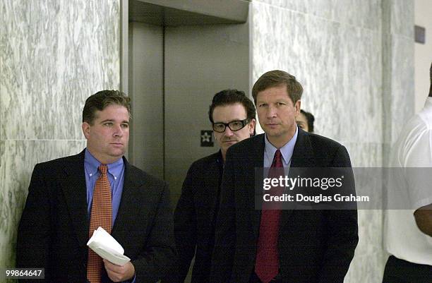 John R. Kasich, R-Ohio, and U2's lead singer Bono in the halls of the Rayburn House Office Building.