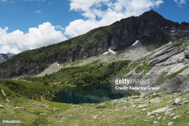 high-angle view of lower paione lake (lago del paione inferiore), bognanco valley - lepontinische alpen stock-fotos und bilder