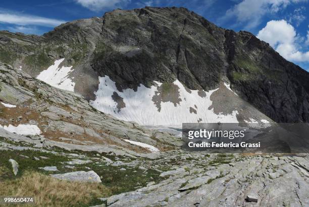 rocky landscape with frozen alpine lake in bognanco valley - lepontinische alpen stock-fotos und bilder