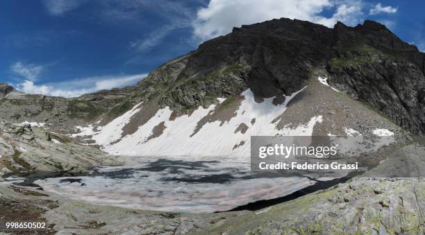 panoramic of alpine lake lago del paione di mezzo in bognanco valley - alpes lepontine - fotografias e filmes do acervo