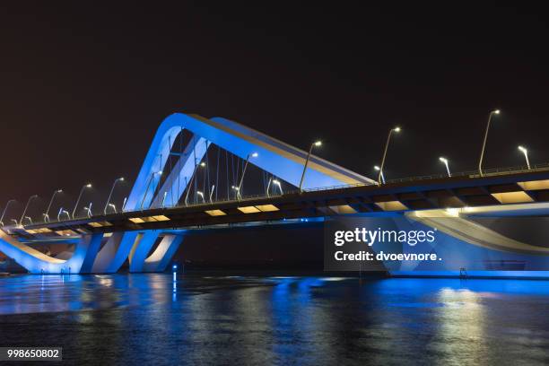 sheikh zayed bridge at night, abu dhabi, uae - abu dhabi bridge stock pictures, royalty-free photos & images