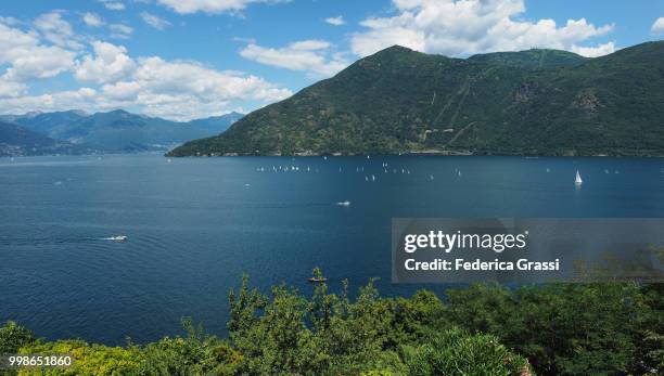 dinghy regatta on lake maggiore near cannobio - alpes lepontine - fotografias e filmes do acervo