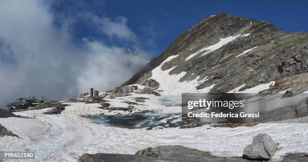 monte moro and emerald lake (lago smeraldo), macugnaga, anzasca valley - alpes peninos fotografías e imágenes de stock