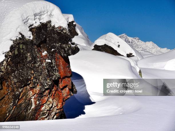 un indien dans la neige - indien stock pictures, royalty-free photos & images