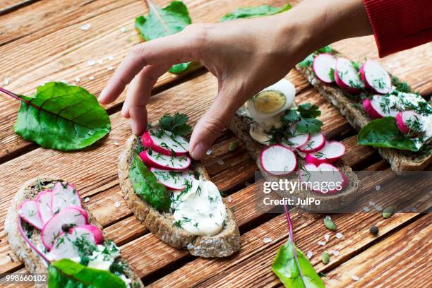 sandwich mit radieschen und feta-käse - frischkäse stock-fotos und bilder