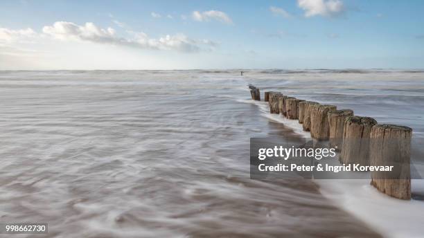 slow shutter speed at the dutch coastline. - fast shutter speed stock-fotos und bilder