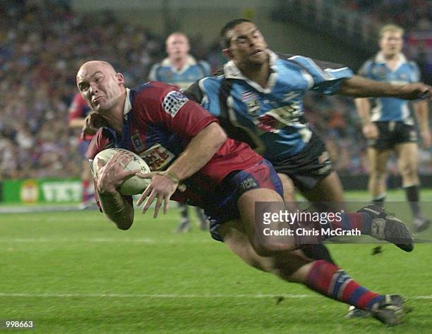 Ben Kennedy of the Knights scores the winning try during the NRL Preliminary final match between the Newcastle Knights and the Cronulla Sharks held...