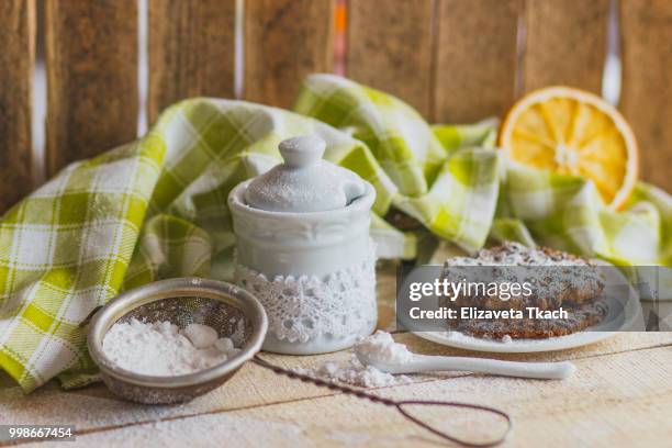 cookies on the plate with sugar powder - schuimspatel stockfoto's en -beelden