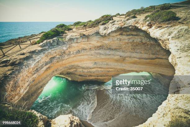 grotta di benagil, costa dell'algarve, portogallo - grotta foto e immagini stock