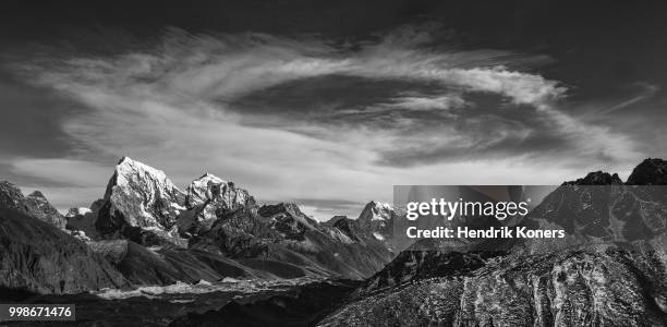 gokyo valley bw - gokyo valley stock pictures, royalty-free photos & images