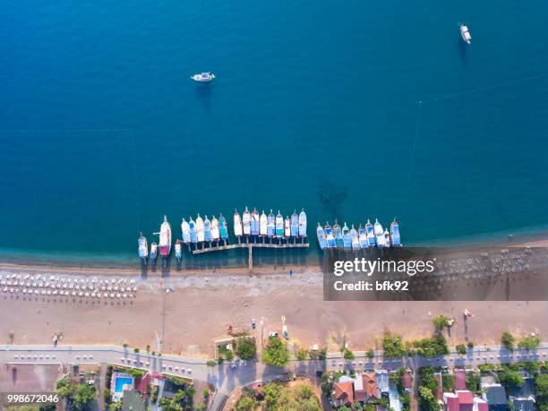 luftaufnahme von yachten am herrlichen strand von adrasan - kemer stock-fotos und bilder