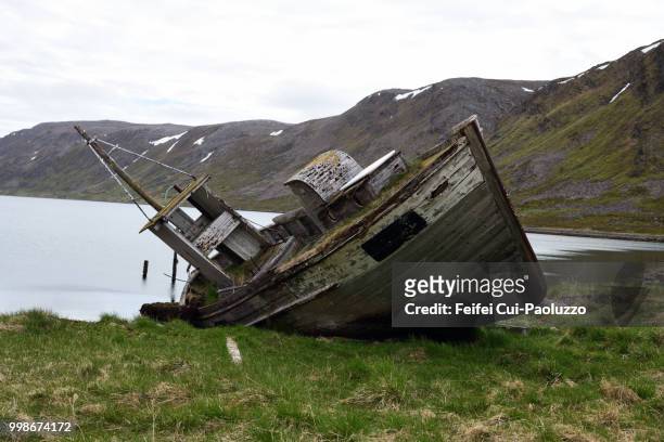 an abandoned wooden boat on the beach of hopseidet, northern norway - mar da noruega - fotografias e filmes do acervo