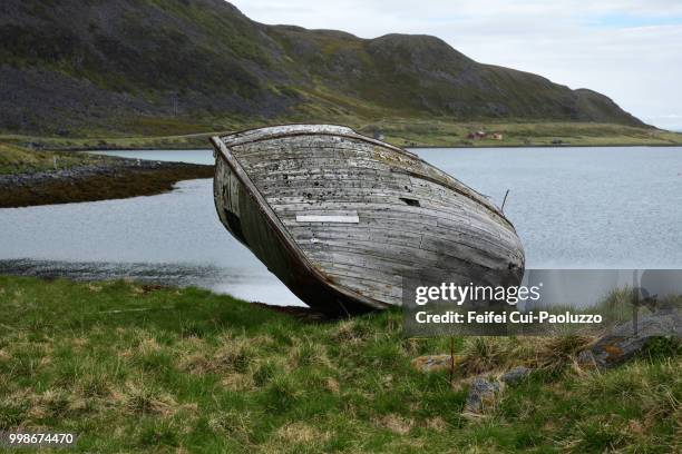 an abandoned wooden boat on the beach of hopseidet, northern norway - finmark stock-fotos und bilder