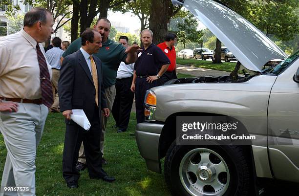 Paul Wellstone, D-Minn. Talks with John Francis Jr. And his son John Frances III, during a news conference on choice of automotive service providers