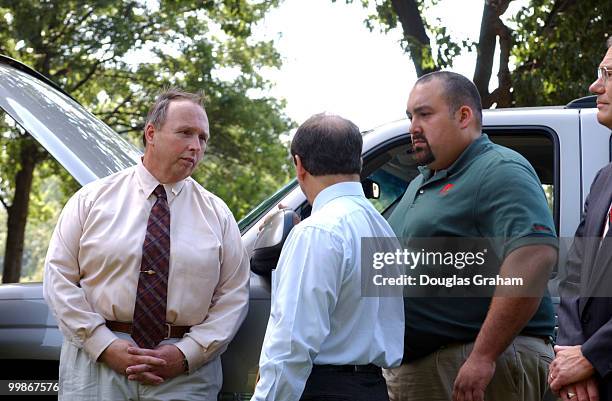 Paul Wellstone, D-Minn. Talks with John Francis Jr. And his son John Frances III, during a news conference on choice of automotive service providers