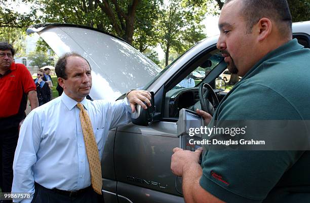 Paul Wellstone, D-Minn. Talks John Frances III, during a news conference on choice of automotive service providers