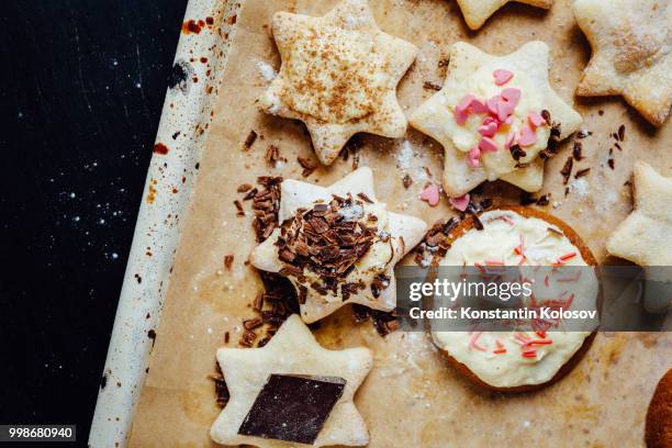 tasty homemade cookies with different toppings - figurita de jengibre fotografías e imágenes de stock
