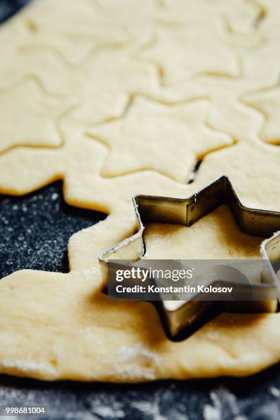 star form placed in a cookie dough - figurita de jengibre fotografías e imágenes de stock